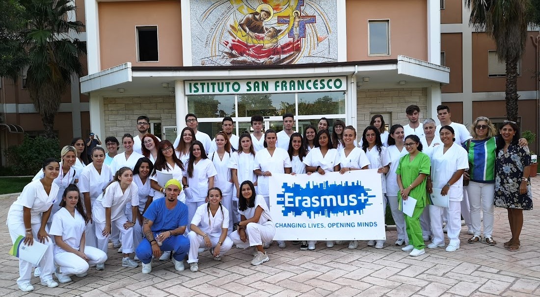 Erasmus+ learners in medical scrubs gathered at Istituto San Francesco in Vasto during the 2018 AIDEJOVEN mobility